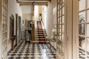 a hallway with a black and white checkered floor at Hotel Particulier le 28 by Les Collectionneurs in Aix-en-Provence