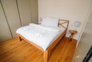 Een bed of bedden in een kamer bij Jizera Apartments Soukenna