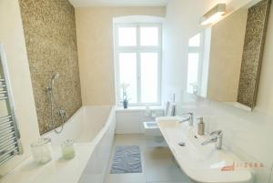Een badkamer bij Jizera Apartments Soukenna