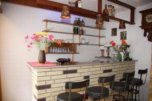 eine Bar mit Stühlen und Blumen an einer Ziegelmauer in der Unterkunft Kurpark Domizil in Altenau