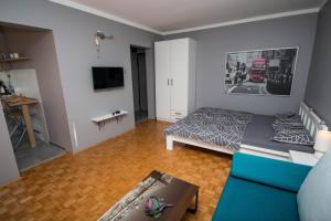 een woonkamer met een bed en een bank bij Apartment Barnjak - Novi Zagreb in Zagreb