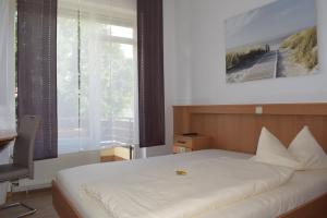 - une chambre avec un lit, un bureau et une fenêtre dans l'établissement Landgasthof Buch, à Eichenzell