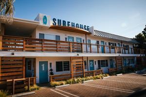 恩西尼塔斯Surfhouse的一座有银子盒标志的建筑