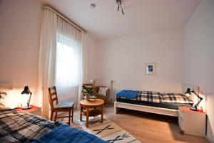 1 dormitorio con 1 cama, mesa y sillas en Sieben Linden, en Remscheid