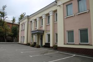 Un estacionamiento vacío frente a un edificio en Gubernia, en Járkov