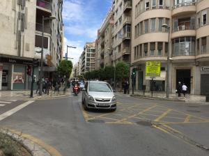 un coche está aparcado en una calle de la ciudad en Apartamentos Recogidas en Granada