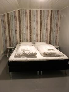 Tempat tidur dalam kamar di Buodden Rorbuer - Fisherman Cabins Sørvågen