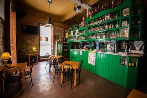 a green bar with wooden tables and chairs at Casa rural el Burro in Agüimes