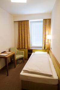 Postel nebo postele na pokoji v ubytování Hotel Hohenstauffen