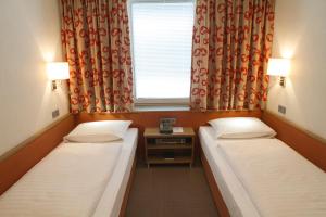 Postel nebo postele na pokoji v ubytování Hotel Hohenstauffen
