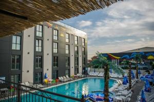 Bazén v ubytování Garni Hotel Hollywoodland Wellness & Aquapark nebo v jeho okolí