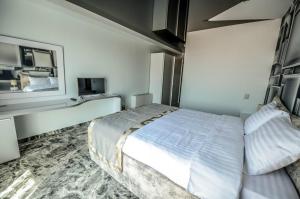 Postel nebo postele na pokoji v ubytování Garni Hotel Hollywoodland Wellness & Aquapark