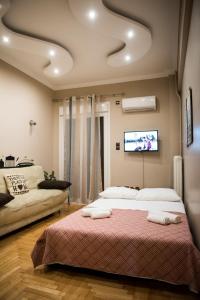 Giường trong phòng chung tại Gazi Divine Apartment