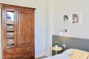 バレンシアにあるApartamento Con Vistas Espectacularesのベッドルーム(木製キャビネット、ベッド付)