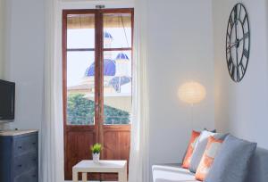 バレンシアにあるApartamento Con Vistas Espectacularesのリビングルーム(ドア、ソファ、窓付)