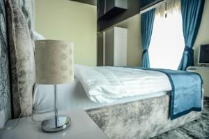 Postel nebo postele na pokoji v ubytování Garni Hotel Hollywoodland Wellness & Aquapark