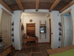 um quarto com paredes brancas e um tecto de madeira em B&B Le Ciaf em Temù