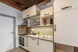 Kuchyň nebo kuchyňský kout v ubytování Downtown Royal Apartments