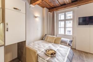Postel nebo postele na pokoji v ubytování Downtown Royal Apartments