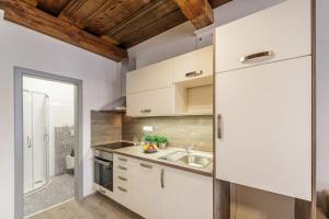 Kuchyň nebo kuchyňský kout v ubytování Downtown Royal Apartments