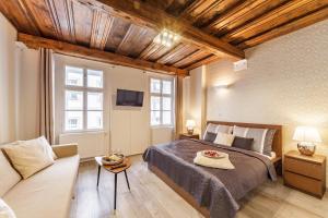 Postel nebo postele na pokoji v ubytování Downtown Royal Apartments
