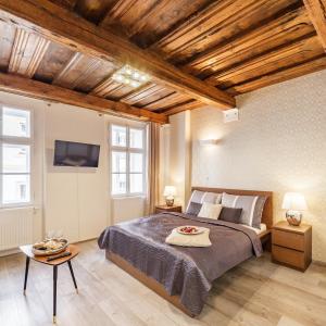 Postel nebo postele na pokoji v ubytování Downtown Royal Apartments