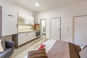Kuchyň nebo kuchyňský kout v ubytování Downtown Royal Apartments