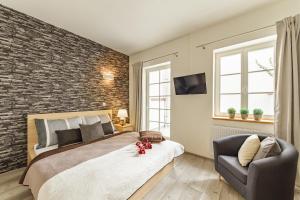 Postel nebo postele na pokoji v ubytování Downtown Royal Apartments