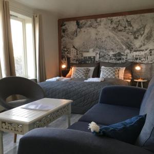 ein Wohnzimmer mit 2 Sofas und einem Sofa in der Unterkunft Lofoten Bed & Breakfast Reine - Rooms & Apartments in Reine