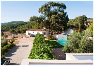 un patio con una casa y una piscina en Casa d´Alegrete, en Alegrete