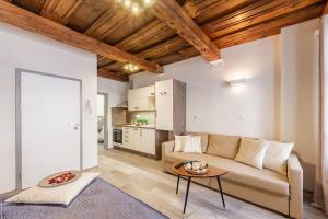 Kuchyň nebo kuchyňský kout v ubytování Downtown Royal Apartments