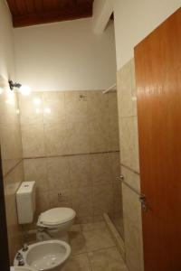 y baño pequeño con aseo y ducha. en Departamento Centrico Laprida en Córdoba