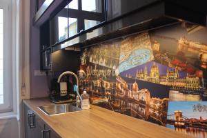 ブダペストにあるRakoczi Studiosの壁に都市の壁画が施されたキッチン