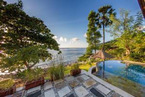 una villa con piscina y vistas al mar en Aquamarine Beach Villas, en Amed