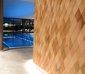 vista para uma piscina num edifício em Hotel Nova em Gaschurn