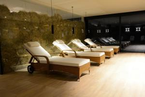 - une rangée de chaises en osier dans une salle d'attente dans l'établissement Hotel Nova, à Gaschurn