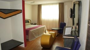 ein Hotelzimmer mit Bett und Spiegel in der Unterkunft Motel Caban in Xochimilco