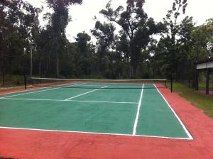 Tenis a/nebo squash v ubytování Ferns Hideaway Resort nebo okolí