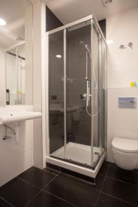 y baño con ducha, aseo y lavamanos. en Central Roomss, en San Sebastián