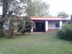 a house with a yard in front of it at Casa De Campo La Huella in San Andrés de Giles