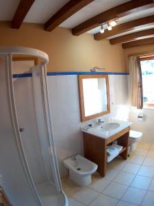 Kamar mandi di Apartamentos Casa Celia