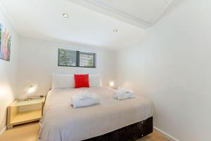 A bed or beds in a room at Villa Casita at Palm Beach by Waiheke Unlimited