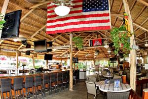 ein Restaurant mit amerikanischer Flagge an der Decke in der Unterkunft Gulfcoast Inn Naples in Naples