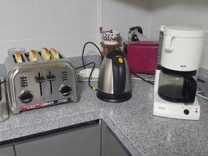 Příslušenství pro přípravu čaje a kávy v ubytování Guest House Manna