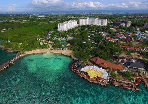 マクタンにあるJpark Island Resort & Waterpark Cebuのリゾートと海の空中を望む