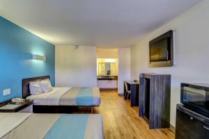 ein Hotelzimmer mit 2 Betten und einem Flachbild-TV in der Unterkunft Motel 6-Dickson, TN in Dickson