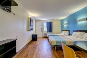 een hotelkamer met 2 bedden en een tafel bij Motel 6-Dickson, TN in Dickson