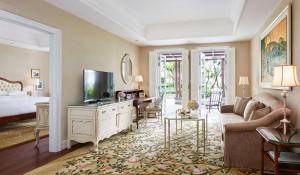 TV a/nebo společenská místnost v ubytování Park Hyatt Saigon