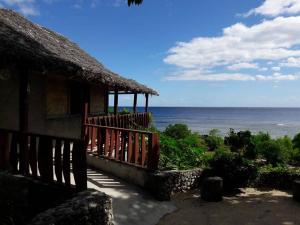 タンナ島にあるRocky Ridge Bungalowsの海の景色を望むバルコニー付きの家