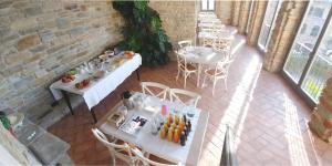 una vista aérea de un restaurante con mesas y sillas en Villa Sibilla, en Bubbio